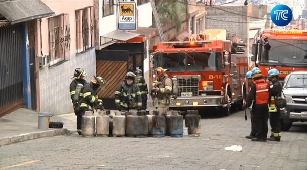Registran incendio en una bodega de gas en Quito