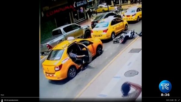 Pasajero de un taxi provocó caída de un motociclista