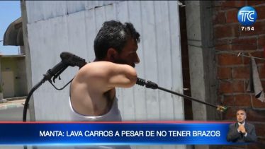 Una historia de superación: hombre trabaja lavando carros a pesar de no tener brazos