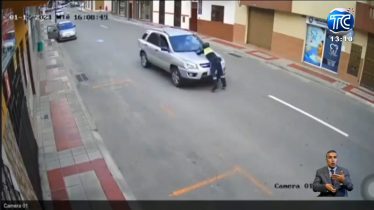 Una conductora arrastra a un agente de tránsito tras ponerle una infracción