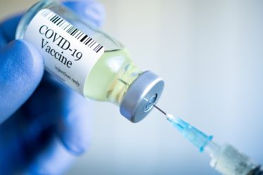 Inició la aplicación de la tercera dosis para mayores de 18 años