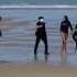 VIDEO | Una mujer con coronavirus fue detenida por ir a surfear en una playa española