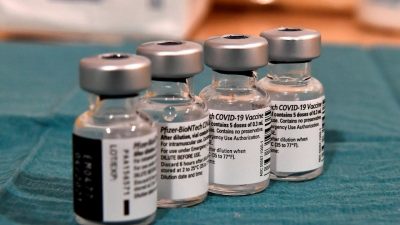 Imagen de Pfizer asegura que su vacuna creada contra la variante Ómicron es segura y eficaz
