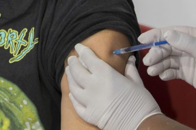 Imagen de Un hombre trata de vacunarse con un brazo de silicona para obtener el certificado COVID-19