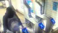 Noticia: Joven murió al intentar saltar los torniquetes del metro para no pagar pasaje Joven murió al intentar saltar los torniquetes del metro para no pagar pasaje