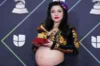 Noticia: Mon Laferte comparte la primera foto con su hijo Joel Mon Laferte comparte la primera foto con su hijo Joel
