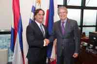 Noticia: El presidente Lasso y su homólogo de Uruguay se reunieron para fortalecer relaciones bilaterales El presidente Lasso y su homólogo de Uruguay se reunieron para fortalecer relaciones bilaterales