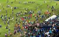 Imagen: Hinchas de Emelec invadieron la cancha y agredieron a jugadores de Independiente del Valle Hinchas de Emelec invadieron la cancha y agredieron a jugadores de Independiente del Valle