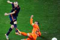 Noticia: Hicieron una estatua de Andrés Iniesta desnudo por su gol en el 2010 y las redes estallaron con los memes Hicieron una estatua de Andrés Iniesta desnudo por su gol en el 2010 y las redes estallaron con los memes