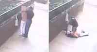 Noticia: VIDEO | Estranguló a una mujer para robarle la cartera en la calle y a plena luz del día VIDEO | Estranguló a una mujer para robarle la cartera en la calle y a plena luz del día