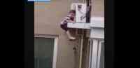 Noticia: VIDEO: Un hombre atrapa al vuelo a un niño que cae desde un quinto piso VIDEO: Un hombre atrapa al vuelo a un niño que cae desde un quinto piso