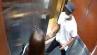Noticia: VIDEO | Hombre atraca a una mujer brutalmente dentro de un ascensor en EE.UU. VIDEO | Hombre atraca a una mujer brutalmente dentro de un ascensor en EE.UU.