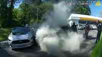 Noticia: Cinco policías salvan a una persona atrapada en un carro incendiado Cinco policías salvan a una persona atrapada en un carro incendiado