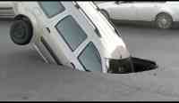Noticia: VIDEO | Una calle se 'traga' un auto en Rusia VIDEO | Una calle se 'traga' un auto en Rusia