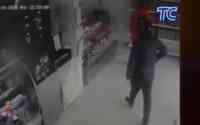 Noticia: VIDEO | Hombres armados ingresan a locales comerciales a robar: asaltos son captados por cámaras de seguridad VIDEO | Hombres armados ingresan a locales comerciales a robar: asaltos son captados por cámaras de seguridad
