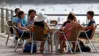 Noticia: ¿Pareja, familia o amigos?: Psicólogos descubren en compañía de quien nos sentimos más felices ¿Pareja, familia o amigos?: Psicólogos descubren en compañía de quien nos sentimos más felices