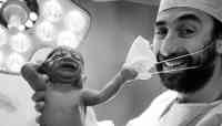 Noticia: "Todos queremos una señal": Imagen de bebé quitándole la mascarilla a doctor se viraliza "Todos queremos una señal": Imagen de bebé quitándole la mascarilla a doctor se viraliza
