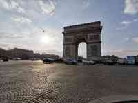 Noticia: Policía levanta alerta de bomba en el área del Arco de Triunfo de París Policía levanta alerta de bomba en el área del Arco de Triunfo de París