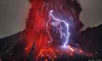 Noticia: Cámaras captaron un relámpago cuando golpea el cráter de un volcán en plena erupción Cámaras captaron un relámpago cuando golpea el cráter de un volcán en plena erupción
