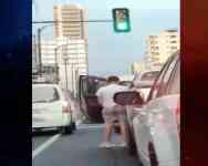 Noticia: Se bajó del carro en media calle a orinar en pleno centro de Guayaquil Se bajó del carro en media calle a orinar en pleno centro de Guayaquil