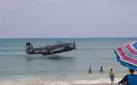 Noticia: Avión de la Segunda Guerra Mundial ameriza en una playa llena de turistas Avión de la Segunda Guerra Mundial ameriza en una playa llena de turistas