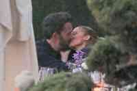 Noticia: JLo y Ben Affleck fueron captados besándose en romántica cena JLo y Ben Affleck fueron captados besándose en romántica cena