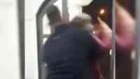 Noticia: Mujer llega a una comisaría a denunciar y los policías la terminan sacando a empujones Mujer llega a una comisaría a denunciar y los policías la terminan sacando a empujones