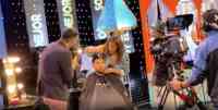 Imagen: Samantha Grey le cortó el cabello a Toño Navarrete en pleno escenario de Soy El Mejor Samantha Grey le cortó el cabello a Toño Navarrete en pleno escenario de Soy El Mejor