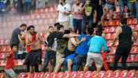 Noticia: Detienen a 10 hombres tras la batalla campal en estadio de México Detienen a 10 hombres tras la batalla campal en estadio de México