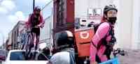 Noticia: Joven pasa por encima de un carro por parquearse en la ciclovía Joven pasa por encima de un carro por parquearse en la ciclovía