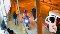 Noticia: Un delincuente disparó por error y mató a su compañero durante un asalto a un repartidor Un delincuente disparó por error y mató a su compañero durante un asalto a un repartidor