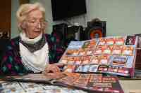 Noticia: Abuela de 75 años gasta su jubilación en cromos para el álbum del Mundial de Qatar Abuela de 75 años gasta su jubilación en cromos para el álbum del Mundial de Qatar