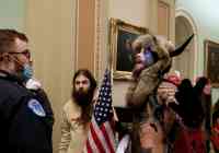 Noticia: Detienen a Q-Shaman tras irrumpir en el Capitolio durante los disturbios en Washington Detienen a Q-Shaman tras irrumpir en el Capitolio durante los disturbios en Washington