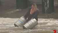 Noticia: VIDEO | Cámaras captaron a una mujer que se lanzo a una inundación para salvar dos barriles de cerveza VIDEO | Cámaras captaron a una mujer que se lanzo a una inundación para salvar dos barriles de cerveza