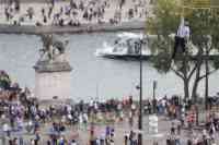 Noticia: Hombre caminó sobre una cuerda colgada desde la torre Eiffel al Teatro de Chaillot Hombre caminó sobre una cuerda colgada desde la torre Eiffel al Teatro de Chaillot