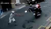 Noticia: Guayaquil: a escobazos tumbaron a ladrones en moto Guayaquil: a escobazos tumbaron a ladrones en moto