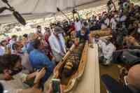 Noticia: Egipto presentó al mundo los 59 sarcófagos de 2.600 años de antigüedad Egipto presentó al mundo los 59 sarcófagos de 2.600 años de antigüedad