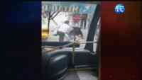 Noticia: VIDEO | Presunto delincuente fue golpeado a palos por varias personas en Quito VIDEO | Presunto delincuente fue golpeado a palos por varias personas en Quito