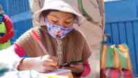 Noticia: VIDEO | Niña peruana de 10 años estudia a través de un celular, mientras ayuda a su tía en un puesto de venta de refrescos VIDEO | Niña peruana de 10 años estudia a través de un celular, mientras ayuda a su tía en un puesto de venta de refrescos