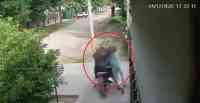 Noticia: VIDEO | Asaltantes en moto arrastraron a una mujer para robarle su celular VIDEO | Asaltantes en moto arrastraron a una mujer para robarle su celular