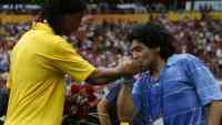 Noticia: Ronaldinho podría volver a jugar fútbol de la mano de Maradona Ronaldinho podría volver a jugar fútbol de la mano de Maradona
