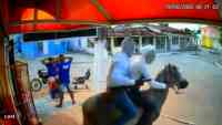 Noticia: Nueva manera de robar: Encapuchados, vestidos de blanco y en caballo Nueva manera de robar: Encapuchados, vestidos de blanco y en caballo