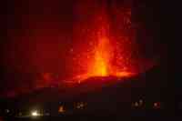 Noticia: Erupción volcánica en España destruye 320 edificios y levanta alerta por gases tóxicos Erupción volcánica en España destruye 320 edificios y levanta alerta por gases tóxicos