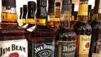 Noticia: Hombre muere después de tomarse una botella de whisky en solo cinco segundos Hombre muere después de tomarse una botella de whisky en solo cinco segundos